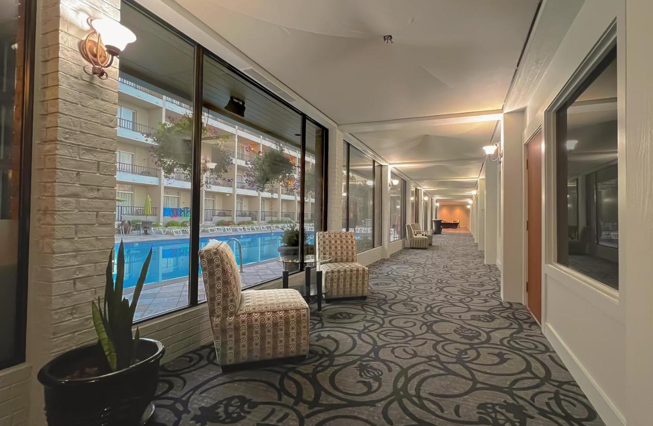 Coast Capri Hotel Келоуна Екстер'єр фото